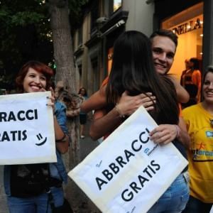 Le relazioni fanno la felicità degli italiani, i soldi no