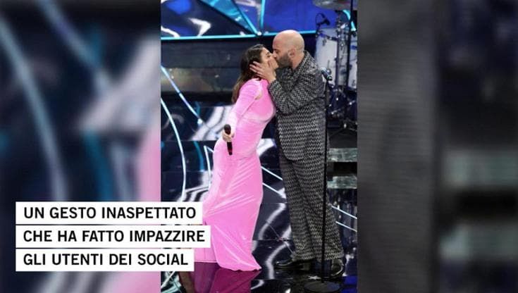 Sul palco dell'Ariston il bacio tra Emma Marrone e Giuliano Sangiorgi: le reazioni social