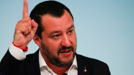 Migranti, Human Right Watch: "L'approccio del governo italiano è disumano". Salvini: "Sono disumani gli scafisti"