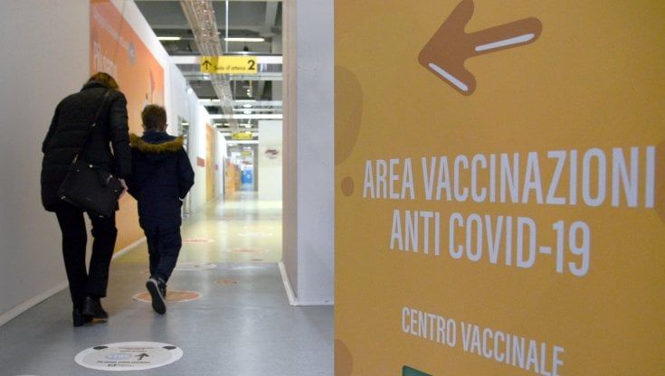 Covid, il bollettino di oggi 24 gennaio in Lombardia: 8.844 nuovi casi, 87 morti. In calo i ricoveri nelle terapie intensive