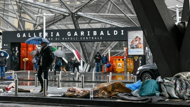 Napoli, i disperati di piazza Garibaldi: decine di persone accampate alla stazione 