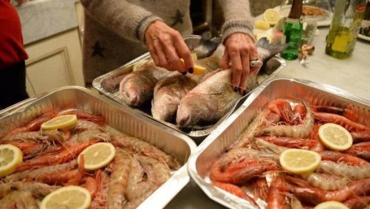 Mangiare pesce fa bene, ma privilegiamo le specie di piccola taglia  