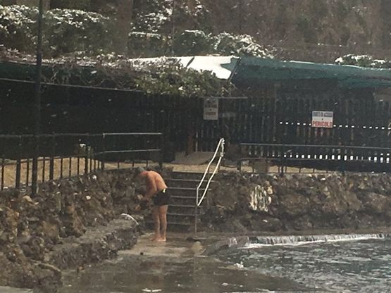 Paraggi, bagno in mare con la neve