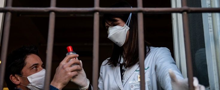Coronavirus, secondo morto in Lombardia: è una donna a Crema. Chiuso il Duomo di Milano, scuole, musei, cinema, teatri