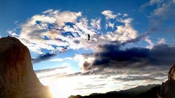 Potenza, a Castelmezzano lo spettacolo dello "slackline" alle prime luci dell'alba