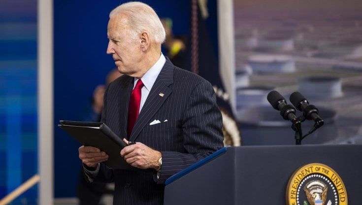 La sfida di Biden all’Opec: rilascia le riserve di petrolio per raffreddare i prezzi
