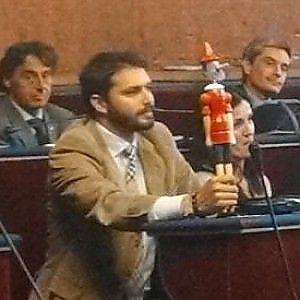Fassino e il gesto del dito medio: "Se ho offeso qualche tifoso del Toro mi dispiace"