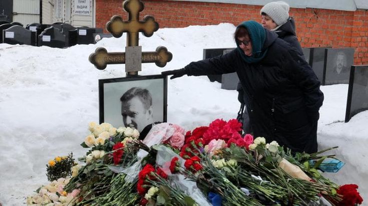 Fiori e biglietti sotto la neve, due anni senza Navalny: la sfida della madre e dei seguaci