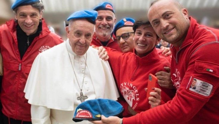  Papa Francesco con il basco dei City Angels: i volontari di Brescia accolti in Vaticano