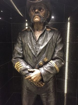 Statua di Lemmy inaugurata nel suo bar preferito a Los Angeles