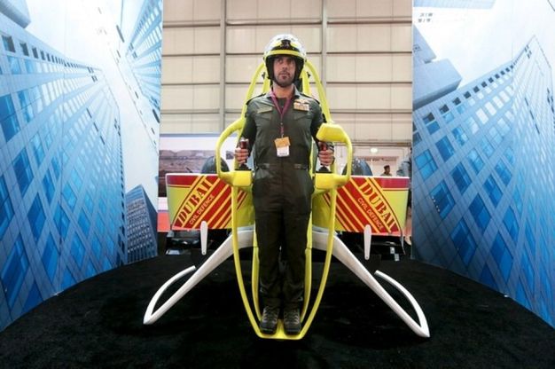 Dubai, i vigili del fuoco volano con i jetpack