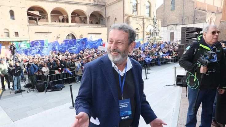 Per Michele Serra applausi e abbracci: “Non rinunciamo al sogno”