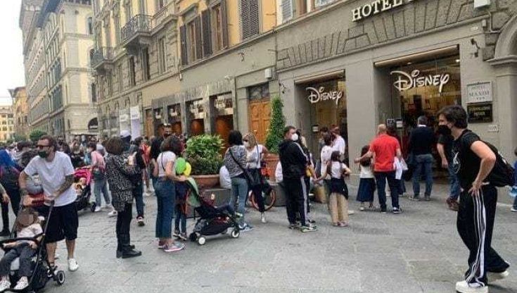 Chiude il Disney store di Firenze, la protesta dei dipendenti 