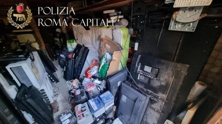 Frigoriferi, tv e due tonnellate di batterie al piombo: ecco la discarica degli orrori a Roma Est