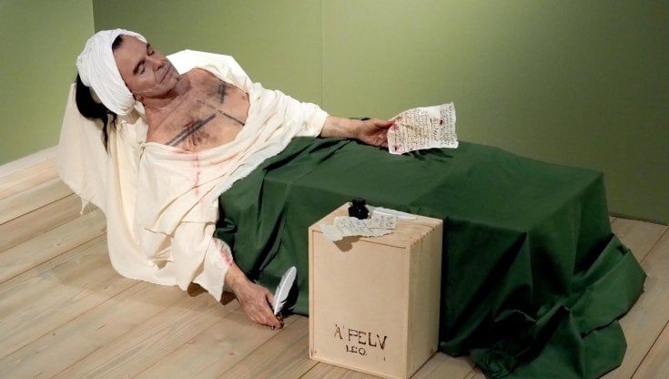 Piero Pelù morto nella vasca come Marat: al Museo del Cinema di Milano l'installazione iperrealista