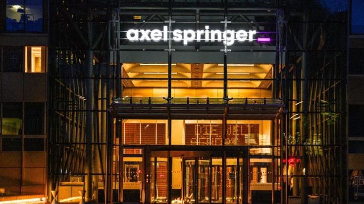 Giornalismo, Axel Springer si allea con OpenAI. Algoritmo riassumerà articoli. Contenuti di editore per allenarsi