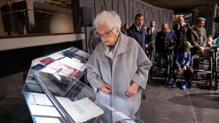 Ancora insulti in rete a Liliana Segre. Il figlio: “Stanca degli attacchi ma non si fa intimidire”