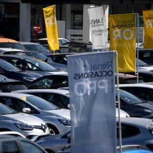 Mercato auto in crisi per il coronavirus: vendite in Francia crollano del 72%