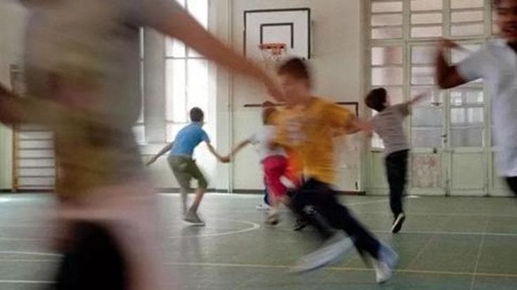 Insegnante umilia studente con difficoltà motorie: “Ti do 5 euro se ti fai filmare”. Condannato
