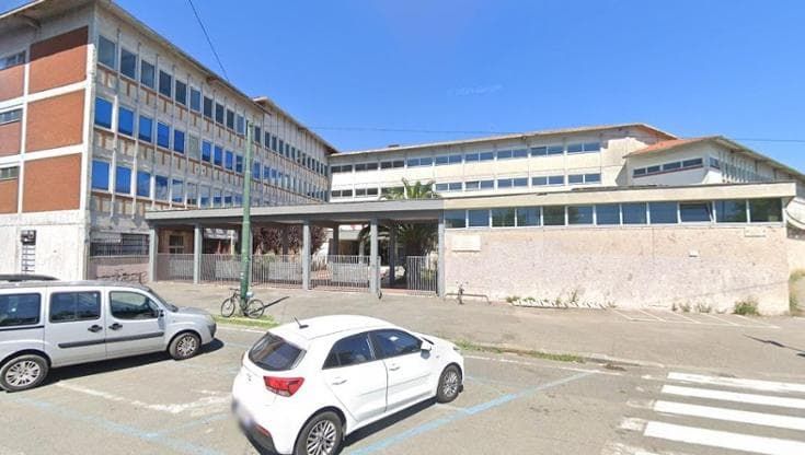 Lancia una sedia dalla finestra della scuola, ferita una studentessa. Il responsabile è un minore