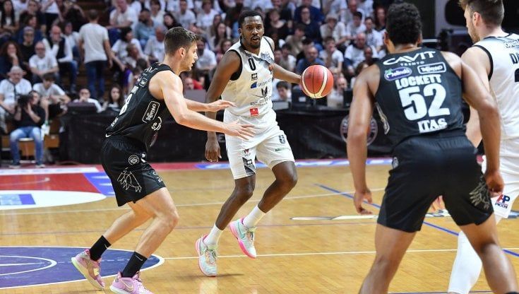 Basket, quarti playoff: Tortona si ripete contro Trento e ipoteca la semifinale