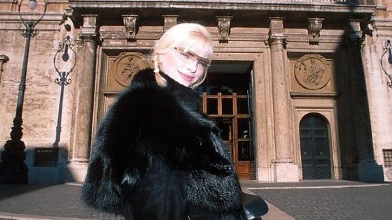 Cicciolina a 'Vanity Fair': "Ho speso tutto, per sopravvivere vendo casa e biancheria intima"