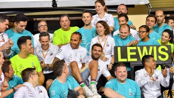 F1, Hamilton apre alla Ferrari: "E' normale guardarsi attorno"