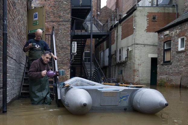 Gb, nel dramma dell'alluvione il conforto di una tazza di tè