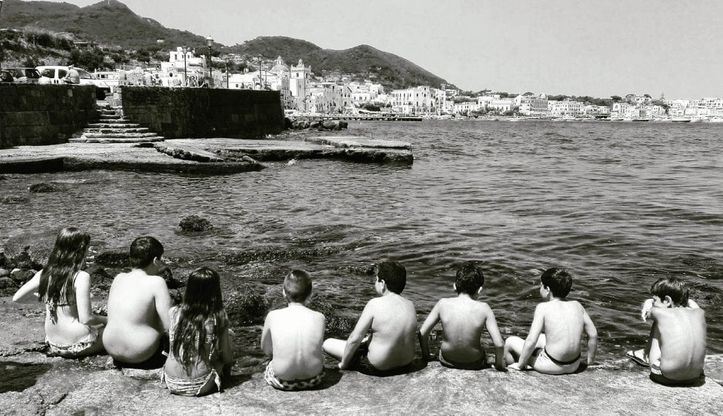 Ischia, niente smartphone: l’estate dei bimbi in uno scatto vista mare