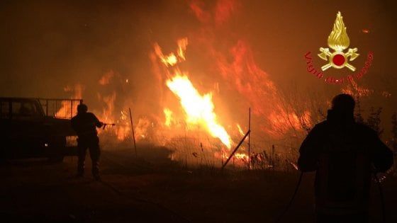 Incendio in Sardegna, raffiche di maestrale impediscono l'intervento di elicotteri e canadair