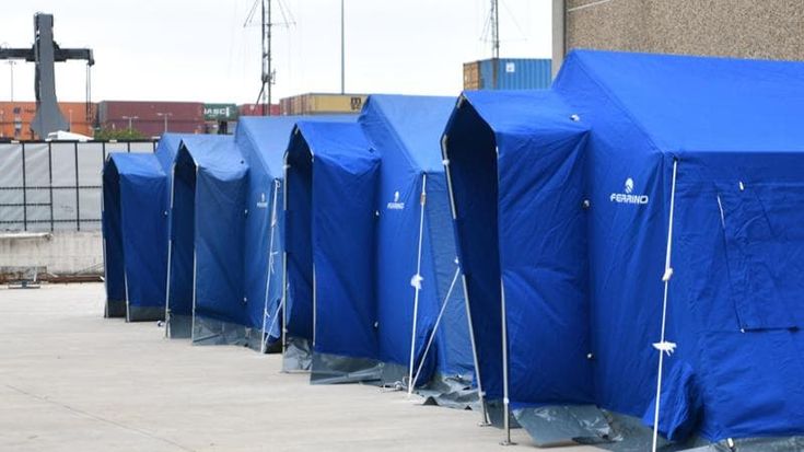 Migranti, tendopoli e container L’ira dei sindaci: “Città al collasso”