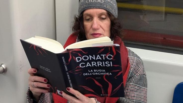 Reportage: noi, la tribù dei lettori in metrò
