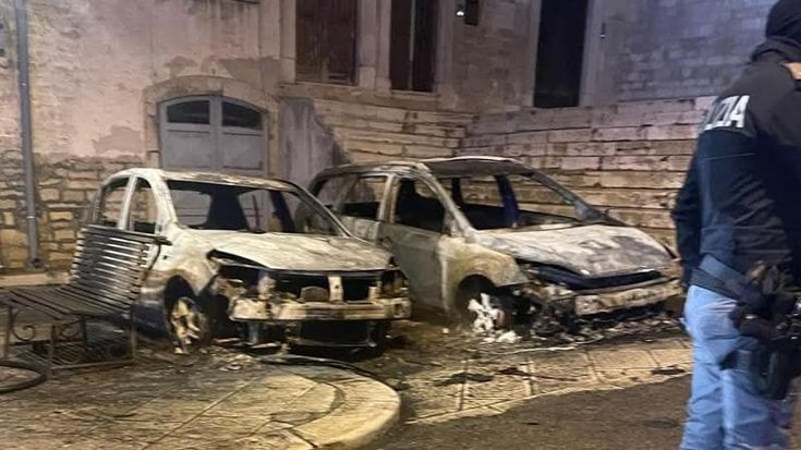 Due auto in fiamme nel centro storico, notte di paura ad Andria. Le vetture sono state distrutte