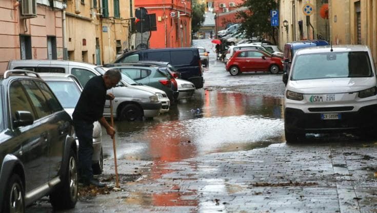 Dopo l’allerta, avviso mareggiate. Ancora allagamenti nella notte a Chiavari e frane a Savona