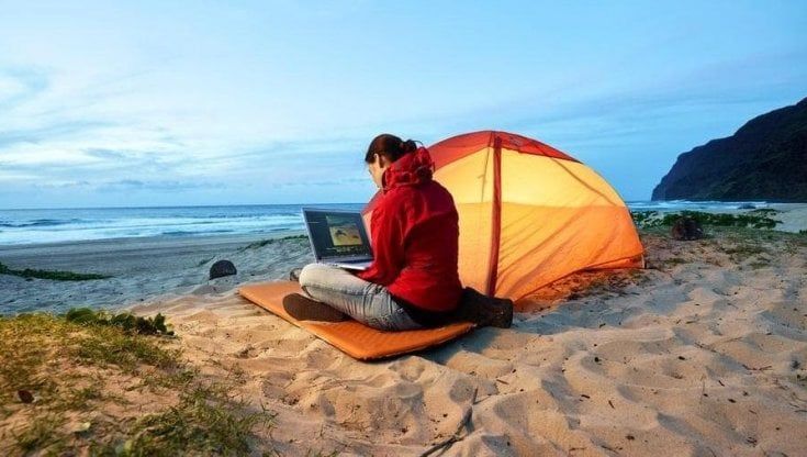 La retromarcia dei nomadi digitali, abbandonano le spiagge per tornare in ufficio