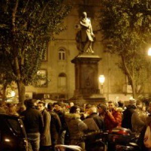 Terrore e spari in piazza Bellini, le ronde della camorra nel cuore della movida