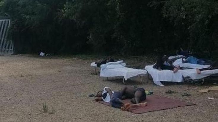 Il girone infernale del Mattei: stipati in 600 nell’hub pensato per 250 persone. Le foto della vergogna