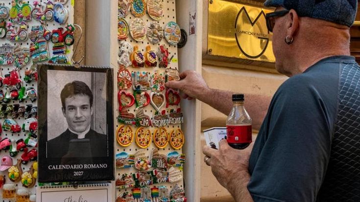 Lo strano caso del calendario romano: “Quella foto mi insegue da 23 anni, ma io non sono un prete”