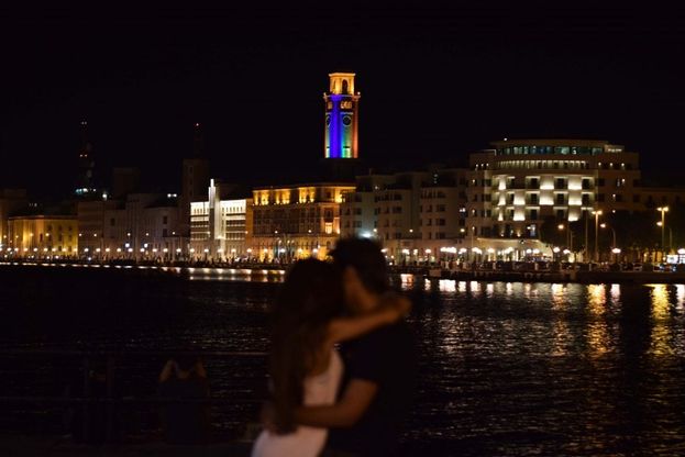 Gay pride a Bari, luci arcobaleno sull'ex Provincia 