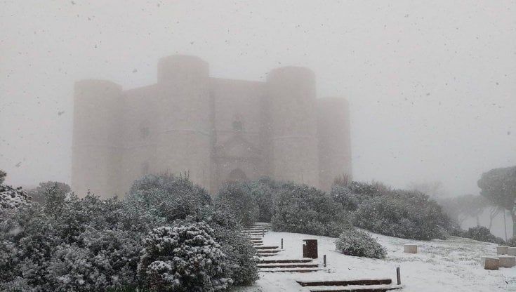 Neve nel Barese e sulla Murgia: Castel del Monte imbiancato e scuole chiuse a Ruvo, Gravina e Minervino