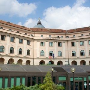 Soldi dei profughi usati per acquistare case e terreni: indagato il parroco di Piea, nell'Astigiano