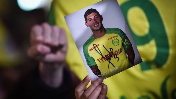 Emiliano Sala, l'ultimo audio: "L'aereo va a pezzi". La polizia ancora non esclude il salvataggio