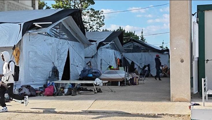 La vergogna di Brindisi, i braccianti stranieri stipati in un’ex discarica: “Viverci è impossibile”