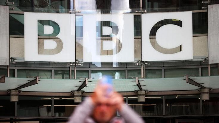 La Bbc chiede scusa a Trump dopo le polemiche, ma poi lo sfida: “No a qualsiasi risarcimento”