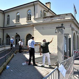 Cancello caduto, si aggrava il bimbo ferito. Indagati tre funzionari del Comune: lesioni colpose