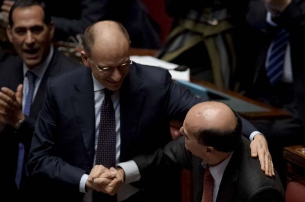 Bersani torna alla Camera: abbracci e standing ovation