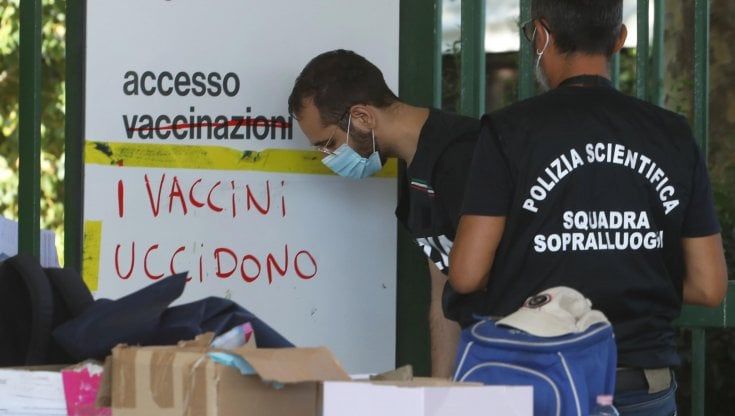 Torino,  l'Ordine  sospende sei medici no vax; "Chi non  vuole il vaccino cambi lavoro" 