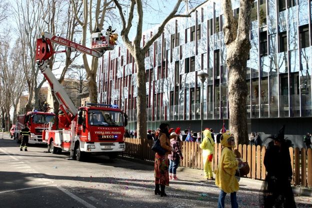 Parma, pompieri e associazioni portano il carnevale all'ospedale dei Bambini 