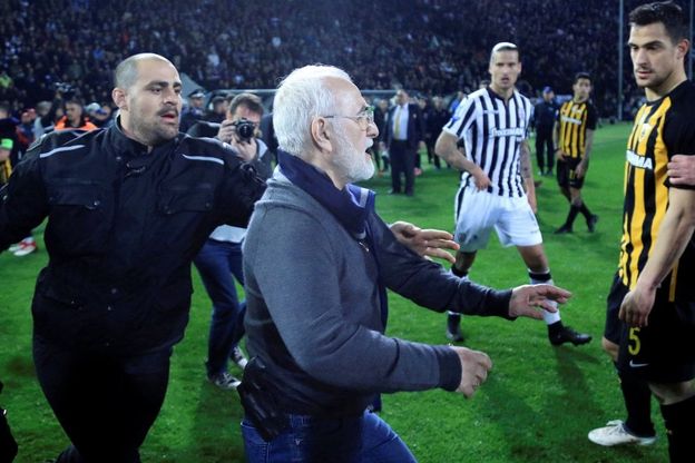 Follia in Grecia, presidente del Paok entra in campo con la pistola 