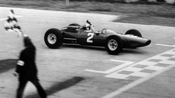 Addio al mito John Surtees, fu l'unico campione del mondo in F1 e moto